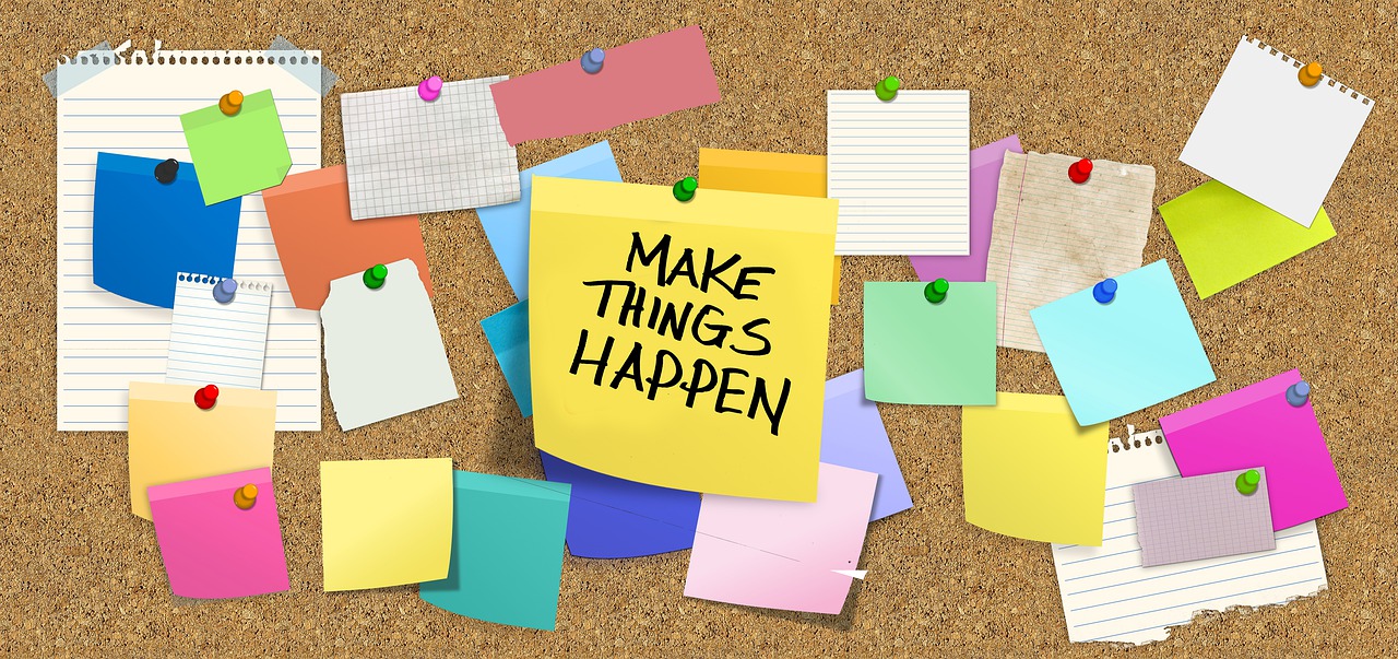 Panneaux à post-it avec un écrit "Make things happen"