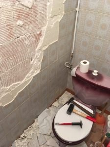 Des toilettes en travaux.