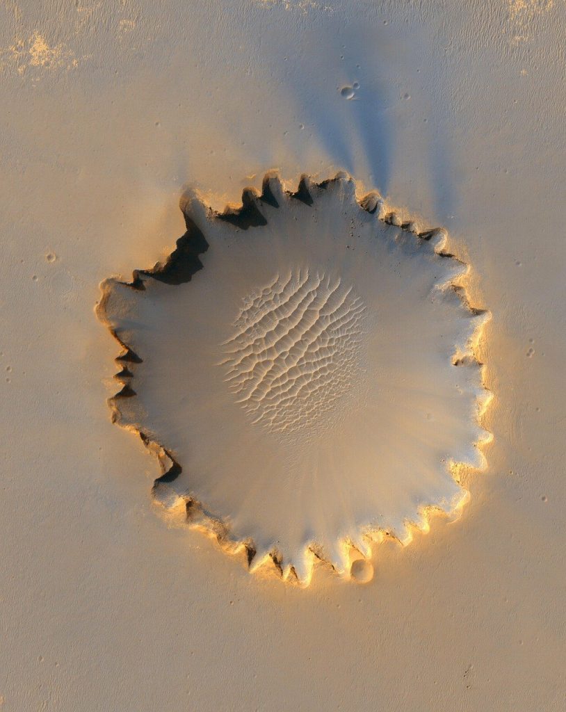 Cratère dans le désert