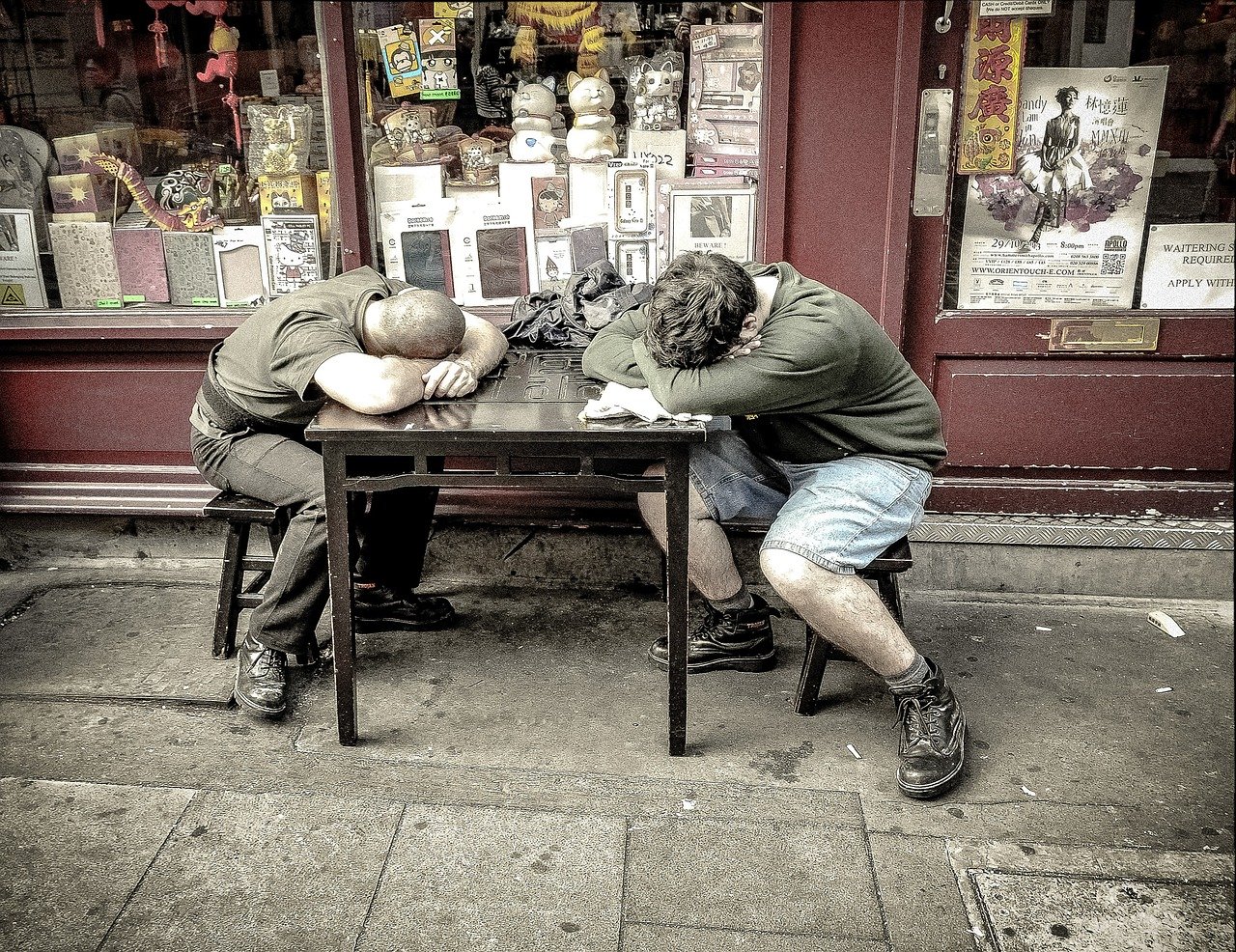 Sommeil à table : deux hommes écroulés de fatigue